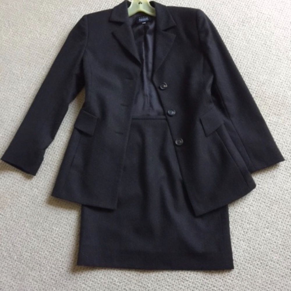 Akris Couture Lambs Wool Jacket & Skirt    Size  4